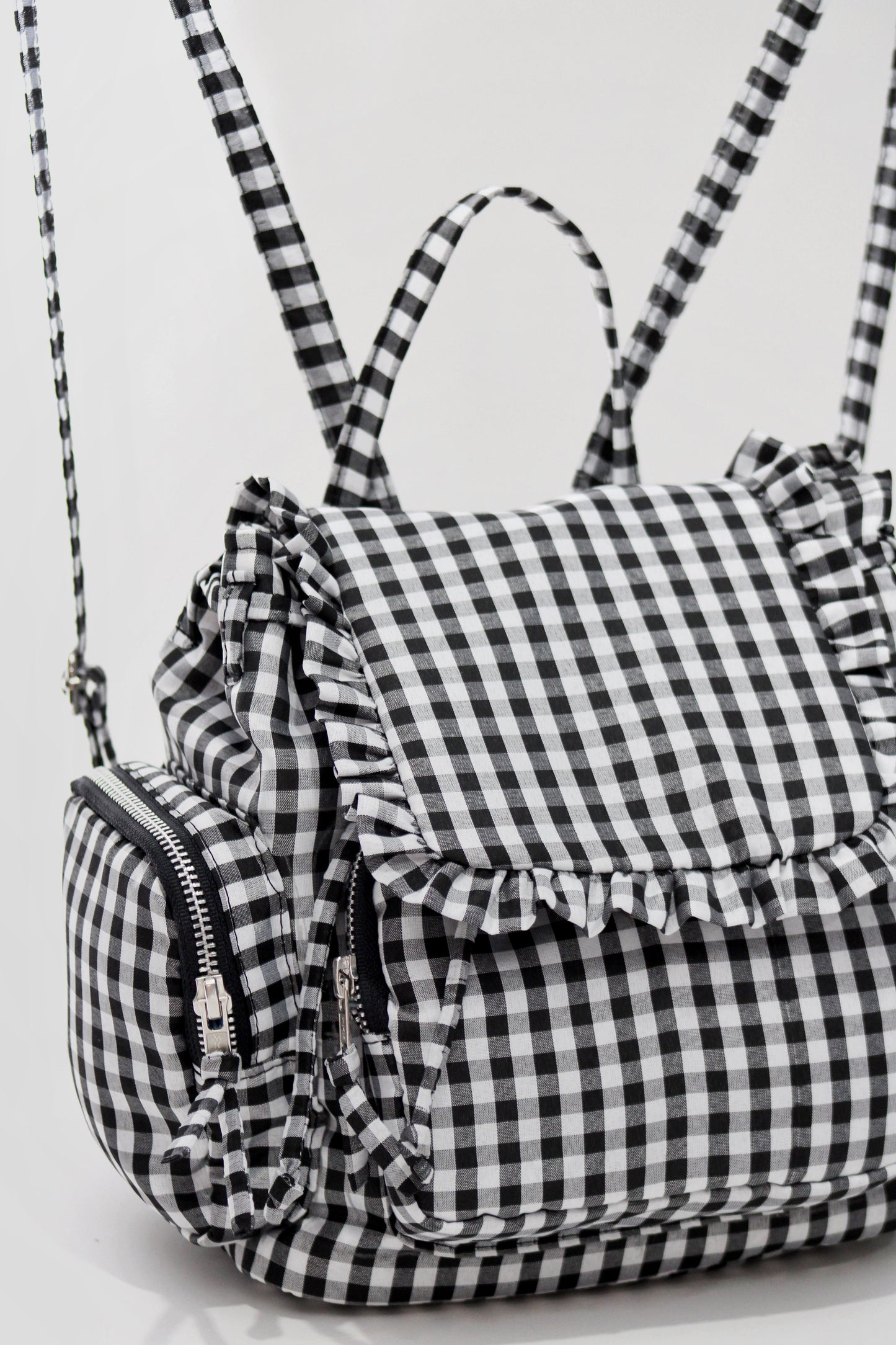 Mochila volantes blanco y negro