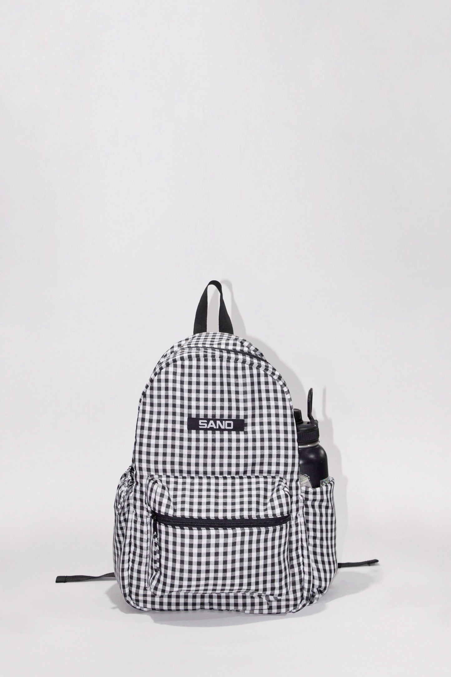 Mochila escolar textil cuadros blanco y negro