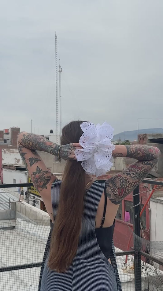 scrunchie jumbo encaje blanco